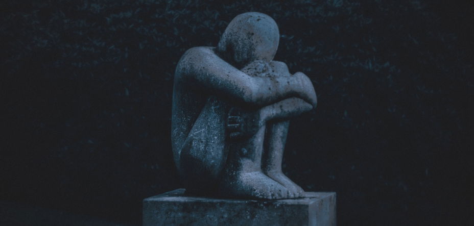 trauernde statue