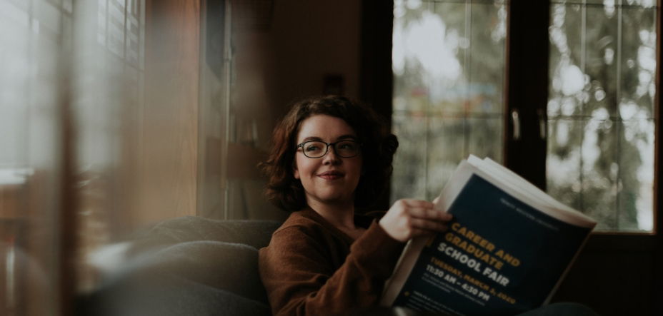 eine frau liest die zeitung