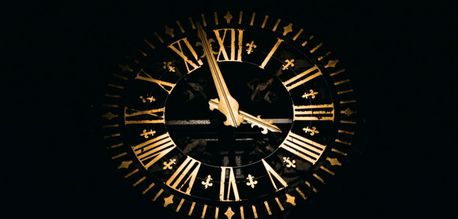 eine uhr mit römischen ziffern